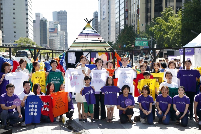 김희정 여성가족부 장관과 채시라 가족홍보대사 등이 지난 8월 보라데이 캠페인을 벌이고 있다.