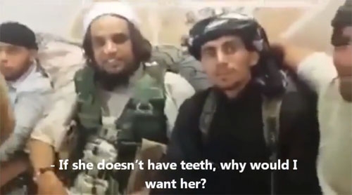 1일(현지시간) 수니파 원리주의 무장단체 ‘이슬람국가’(IS)가 이라크 북부에서 납치한 소수민족 야지디족 여성을 매매하는 모습으로 추정되는 동영상이 공개됐다. 사진·영상=유튜브