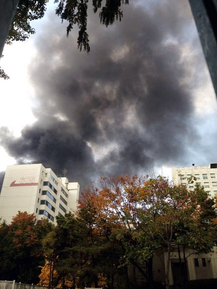 5일 오후 서울 양천구 목동 한 신축건물 공사현장에서 화재가 발생해 검은 연기가 하늘로 치솟고 있다.