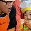 “할아버지 아~ 하세요”