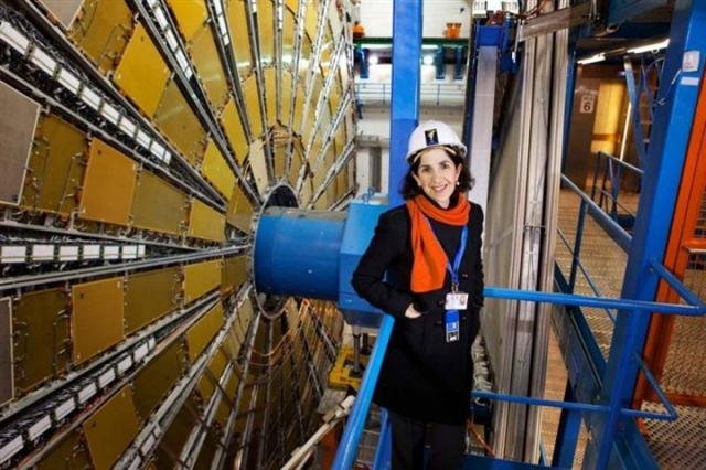 유럽입자물리연구소의 첫 여성 소장이 된 파비올라 자노티 박사가 거대강입자가속기의 검출기 아틀라스 앞에 서 있다.  유럽입자물리연구소 제공