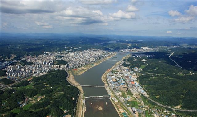 경북 안동은 우리나라 유교문화의 본향에다 경북 북부 지역의 중심이었지만 1970년대와 80년대 안동댐과 임하댐이 잇따라 건설되면서 인구가 줄어드는 등 쇠락의 길을 걸어 왔다. 그러나 신경북도청 소재지로 확정되면서 기업이 몰려드는 등 급격하게 활기를 되찾고 있다. 사진은 하늘에서 내려다본 안동시. 안동시 제공