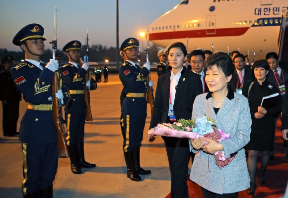 아시아·태평양경제협력체(APEC) 및 아세안(ASEAN), 주요 20개국(G20) 정상회의 참석차 출국한 박근혜 대통령이 9일 첫 방문국인 중국 베이징 서우두 국제공항에 도착해 의장대를 사열하며 차량으로 이동하고 있다. 베이징 연합뉴스