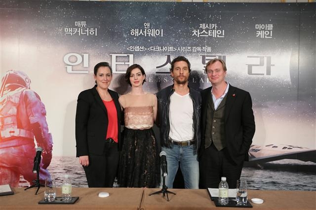 ‘인터스텔라’의 중국 개봉을 앞둔 10일 상하이에서 크리스토퍼 놀런(오른쪽) 감독과 배우들이 기자회견을 하고 있다. 왼쪽부터 제작자 에마 토머스, 주인공 앤 해서웨이, 매슈 매코너헤이, 놀런 감독. 워너브러더스코리아 제공
