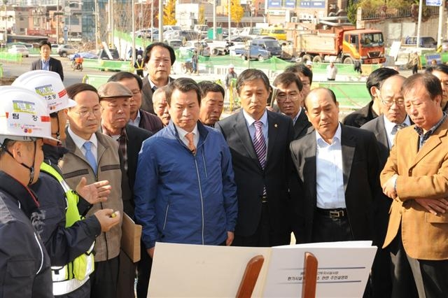 나진구(앞줄 오른쪽에서 네 번째) 중랑구청장이 10일 개통 열흘을 앞둔 용마터널 건설현장에서 설명을 듣고 있다. 중랑구 제공
