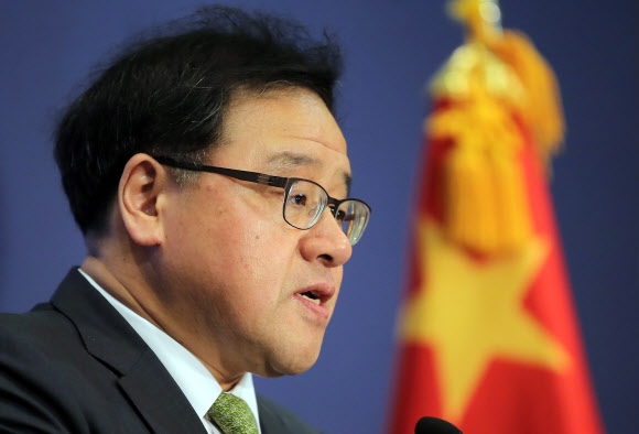 안종범 청와대 경제수석이 10일 중국 베이징 페닌슐라 호텔 프레스센터에서 한·중 자유무역협정(FTA) 협상 결과를 설명하고 있다. 베이징 연합뉴스