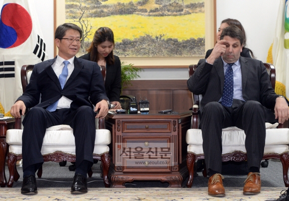 통일부 장관, 美대사 접견