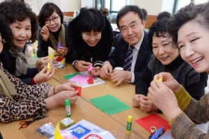 종이접기로 치매예방… 봉사활동까지