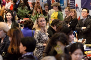 열린 바자회 시민 몰려 성황