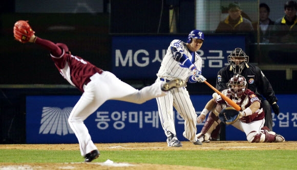 10일 서울 잠실야구장에서 열린 프로야구 한국시리즈 5차전 넥센과 삼성의 경기. 9회말 2사 1,3루 상황에서 삼성 최형우가 끝내기 역전타를 치고 있다. 연합뉴스