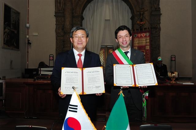 곽용환(왼쪽) 고령군수와 잔루카 갈림베르티 크레모나 시장이 10일(현지시간) 양 도시 간 교류 협력 증진에 관한 협약식을 갖고 기념사진을 찍고 있다. 고령군 제공
