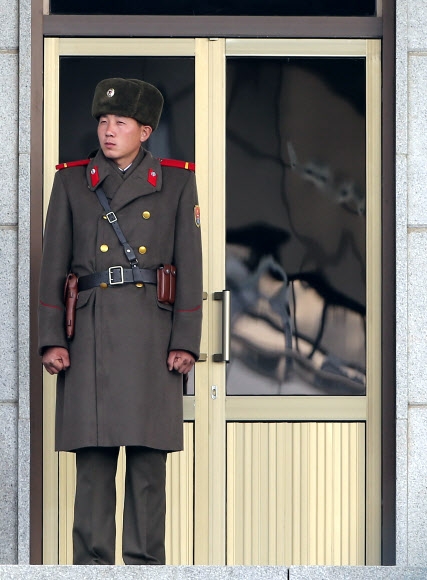 남측 주시하는 북한군 병사