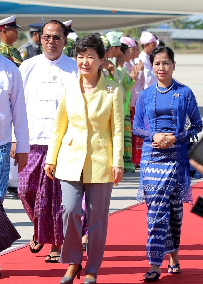 동아시아정상회의(EAS) 및 아세안(ASEAN)+3(한·중·일) 정상회의에 참석하는 박근혜 대통령이 12일 오후 미얀마 네피도 국제공항에 도착, 전용기에서 내린 뒤 차량으로 이동하고 있다.  연합뉴스