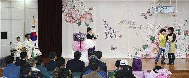 12일 서울 종로구청 4층 한우리홀에서 열린 결혼식에서 차영묵(왼쪽 두 번째)씨와 이두례씨가 부부의 사랑 이야기를 연극으로 엮은 공연을 지켜보고 있다.  종로구 제공