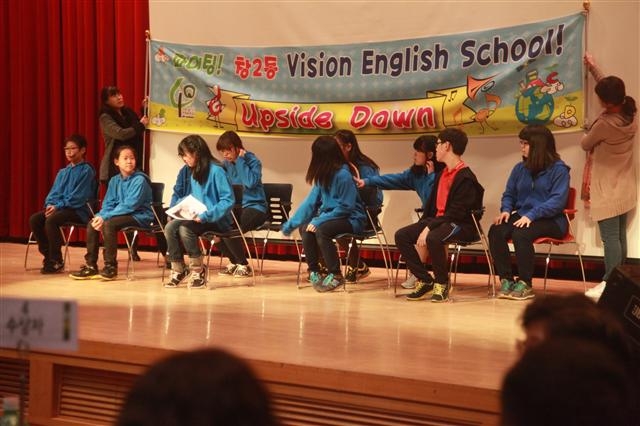 지난해 11월 서울 도봉구청에서 열린 ‘2013년 선한 이웃들의 축제’에서 도봉복지공동체에 참여하는 청소년들이 퍼포먼스를 선보이고 있다. 도봉구 제공