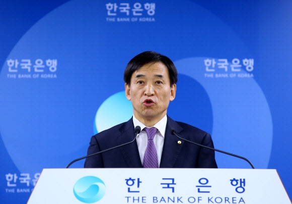 이주열 한국은행 총재가 13일 오전 서울 중구 한국은행 본관에서 금융통화위원회의 기준금리 동료 결정 후 열린 기자간담회에서 모두발언을 하고 있다. 한은은 이날 오전 이주열 총재 주재로 금융통화위원회 본회의를 열고 기준금리를 현 수준인 연 2.00%로 동결하기로 결정했다.  연합뉴스