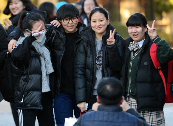2015학년도 대학수학능력시험이 실시된 13일 서울 종로구 풍문여자고등학교에서 시험을 마친 수험생들이 학교앞에서 사진을 찍고 있다. 박윤슬 기자 seul@seoul.co.kr