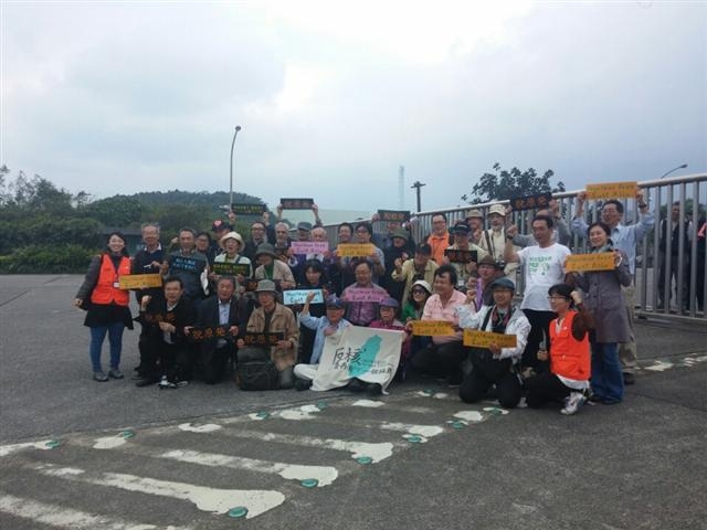 지난 3일 타이완 신베이 궁랴오 지역에 위치한 룽먼 원전 앞에서 한국·일본·타이완 주민 50여명이 ‘원전 반대’ 구호를 외치고 있다.