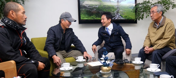 원희룡(오른쪽 두번째) 제주도지사가 13일 집무실에서 조경철(왼쪽) 강정마을 회장 등 강정마을 주민들과 면담하고 있다. 제주 연합뉴스