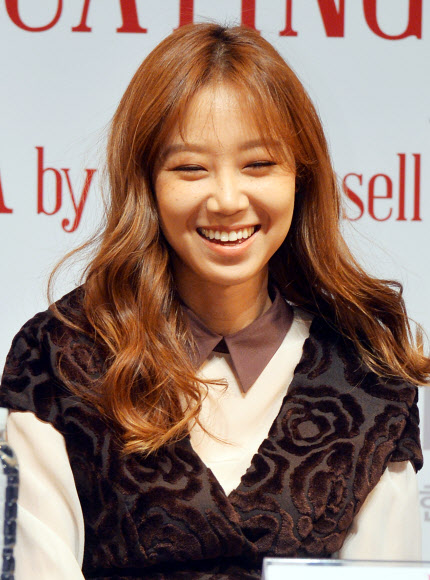 공효진, “제 인생 첫 연극 도전…” 따뜻하고 온화한 미소 ‘아름다워’ | 연예