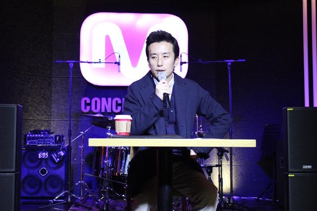 유희열이 지난 13일 오후 서울 강남구 신사동 M콘서트홀에서 7년 만에 내놓은 토이 정규 7집 ‘다 카포’의 청음회를 갖고 음반 작업에 얽힌 사연 등에 대해 설명하고 있다.  안테나뮤직 제공