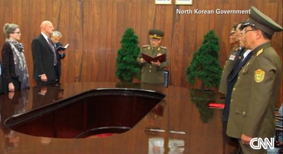북한 당국이 지난 9일 CNN을 통해 공개한 사진. 앨리슨 후커(맨 왼쪽) 백악관 NSC 한반도담당 보좌관이 제임스 클래퍼 DNI 국장 옆에 서 있다.  CNN 제공
