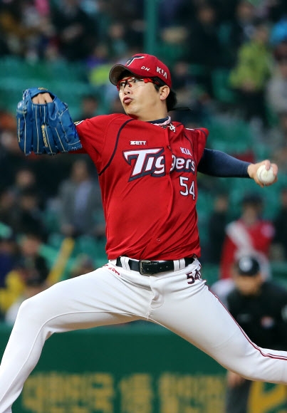 한국야구위원회(KBO)는 KIA 타이거즈의 요청에 따라 미국 메이저리그(MLB)사무국에 ”왼손 투수 양현종(26)을 30개 구단에 포스팅해 달라”고 요청했다고 17일 밝혔다. 지난 4월 인천 문학구장에서 열린 2014 프로야구 SK 와이번스를 맞아 기아 선발 투수 양현종이 역투하고 있다.  연합뉴스 DB