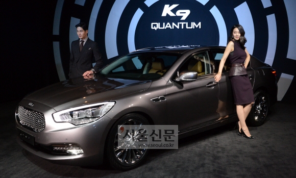 17일 서울 중구 반얀트리호텔에서 열린 기아자동차 ‘더 뉴 K9’ 신차 발표회에서 모델이 차량 성능을 소개하고 있다. 이종원 선임기자 jongwon@seoul.co.kr