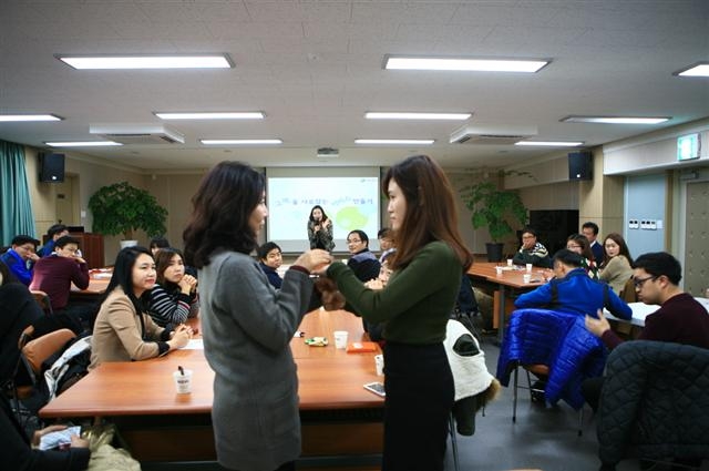 지난 13일 영등포구 양평동 자원순환센터에서 진행된 ‘공무원 친절교육’에 참가한 구 직원들이 간단한 손동작을 활용한 게임을 통해 체험식 교육을 받고 있다. 영등포구 제공 지난 13일 영등포구 양평동 자원순환센터에서 진행된 ‘공무원 친절교육’에 참가한 구 직원들이 간단한 손동작을 활용한 게임을 통해 체험식 교육을 받고 있다. 영등포구 제공