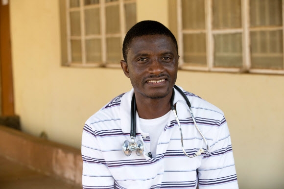에볼라 감염 시에라 의사 사망