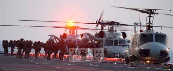 18일 오전 경북 포항시 근해 독도함에서 펼펴진 2014 호국합동상륙훈련에서 해안침투 해병대원들이 헬기에 타고 있다.  사진공동취재단
