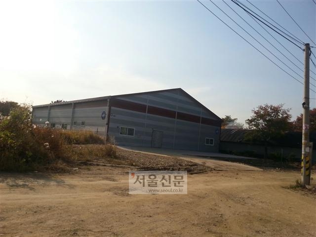 이교범 경기 하남시장의 동생 이모씨가 타인 명의로 토지를 취득해 신축한 것으로 알려진 목욕탕. 물류창고처럼 보이는 데다 비포장도로 끝에 지어져 특혜 의혹이 일고 있다.