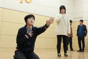 연기하는 공무원들 “구민과 통하였느냐”