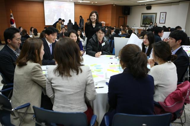 이해식(왼쪽 두 번째) 강동구청장이 지난 17일 오후 2시부터 청사 5층 대강당에서 열린 ‘직원 열린토론회’에 참석해 직원들과 의견을 나누고 있다.  강동구 제공