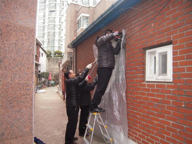 서울 영등포구 직원들이 지난 17일 영등포구 당산2동에 사는 한 독거노인의 집에서 바람막이 작업을 하고 있다. 영등포구 제공 서울 영등포구 직원들이 지난 17일 영등포구 당산2동에 사는 한 독거노인의 집에서 바람막이 작업을 하고 있다. 영등포구 제공