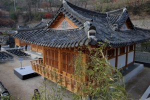 최초의 한옥형 공공도서관 문 활짝