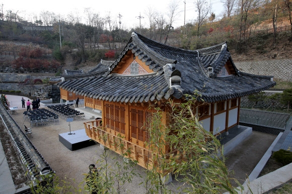 최초의 한옥형 공공도서관 문 활짝