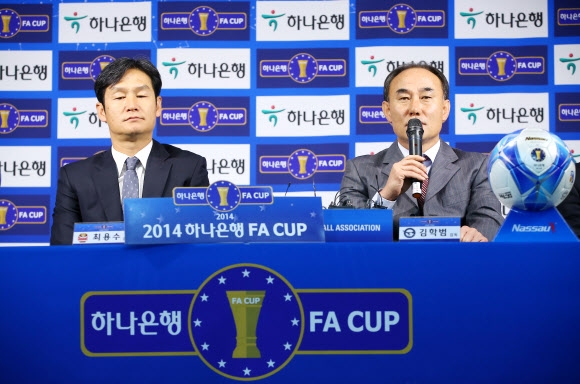 김학범 성남 감독이 20일 오전 서울 신문로 축구회관에서 열린 2014 하나은행 FA(대한축구협회)컵 결승 미디어데이에서 출사표를 던지고 있다.  연합뉴스