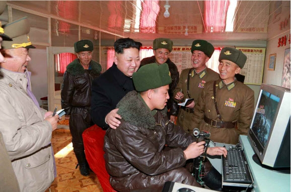북한 김정은 국방위원회 제1위원장이 북쪽 변방의 공군부대인 제991군부대를 시찰했다. 노동당 기관지 노동신문이 21일 게재한 관련 사진에는 김 제1위원장이 비행훈련 기기 앞에 앉은 군인을 격려하는 모습이 담겼다.  연합뉴스