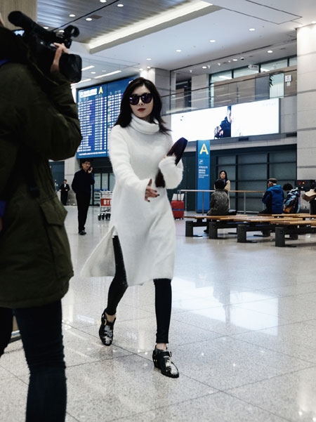 현아, 우유빛깔 공항패션