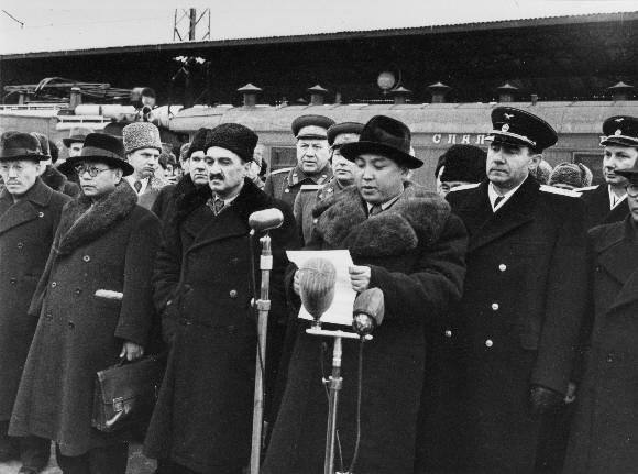 러시아 정부가 소장한 북한 영상기록물에 나오는 1949년 3월(앞줄 오른쪽 두번째 마이크 앞에 선 인물) 북한 수상의 소련 방문 모습. 서울신문 포토라이브러리