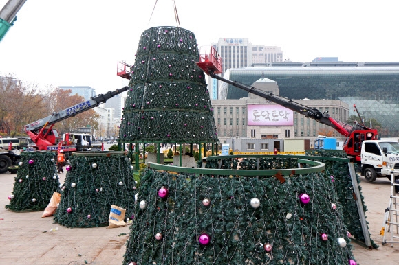 크리스마스를 한달 남짓 앞둔 24일 오후 서울광장에 대형 크리스마스트리가 설치되고 있다.  연합뉴스