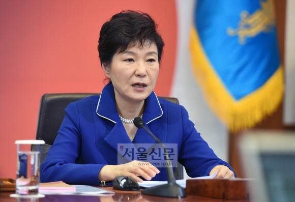 박근혜 대통령이 25일 청와대에서 열린 제51회 국무회의에서 모두 발언을 하고 있다. 안주영 기자 jya@seoul.co.kr