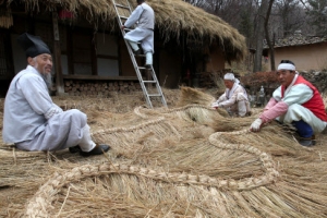 “초가집 위한 맞춤 겨울옷이랍니다”