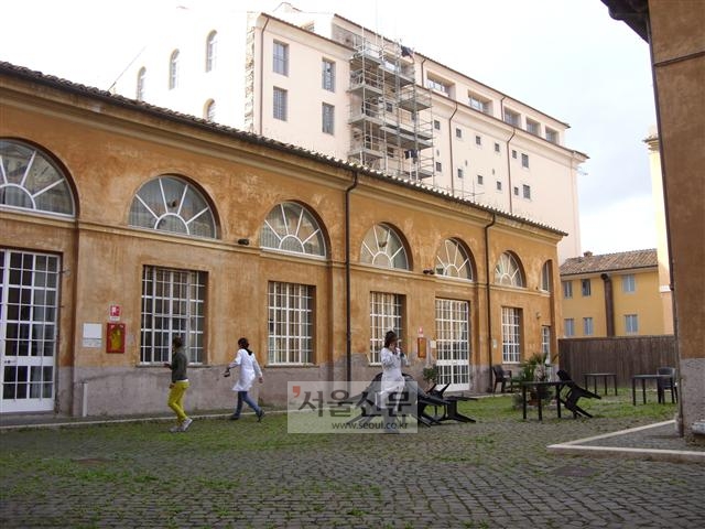 로마 도심에 자리한 국립복원학교(SCUOLA) 전경. 교내에선 의사처럼 흰색 웃옷차림의 학생들을 만날 수 있다.