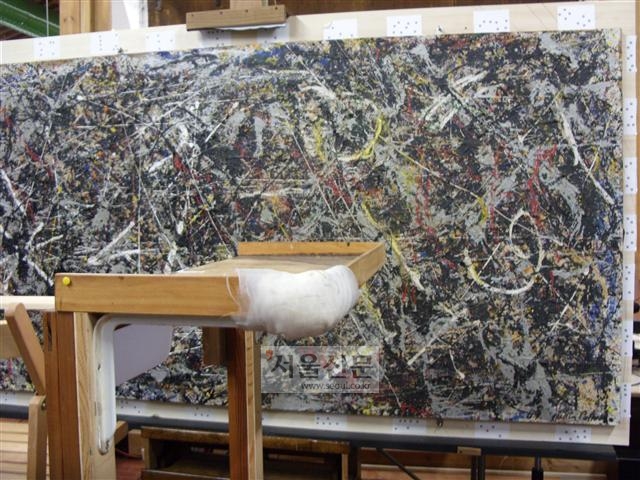 이곳 회화연구실에서 복원 중인 미국 현대미술가 잭슨 폴록(1912~1956)의 100억원대 추상화.