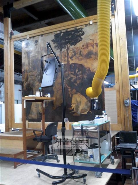 2011년 이후 OPD에서 복원 중인 레오나르도 다빈치의 미완성 목판 채색화 ‘동박박사의 경배’. 