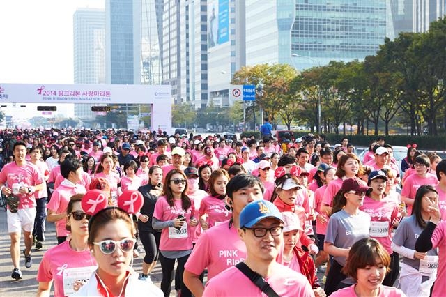 지난 10월 아모레퍼시픽이 개최한 핑크리본 사랑마라톤 참가자들이 일제히 출발하고 있다.  아모레퍼시픽 제공