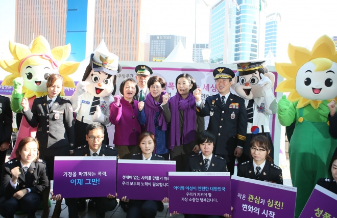 김희정 여성가족부 장관, 강신명 경찰청장, 최연혜 한국철도공사 사장, 강월구 한국여성인권진흥원장이 26일 서울역에서 경찰, 시민 등과 함께 ‘여성폭력 추방 캠페인’에 참여해 기념촬영을 하고 있다. 여성가족부 제공