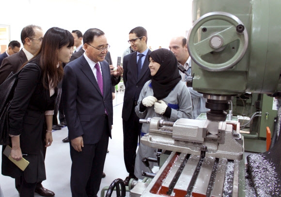 정홍원 국무총리가 25일(현지시간) 한국국제협력단(KOICA)이 모로코와 합작해 지난해 카사블랑카에 설립한 ‘모로코 자동차 직업훈련원’을 방문해 학생들과 얘기를 나누고 있다. 국무총리실 제공